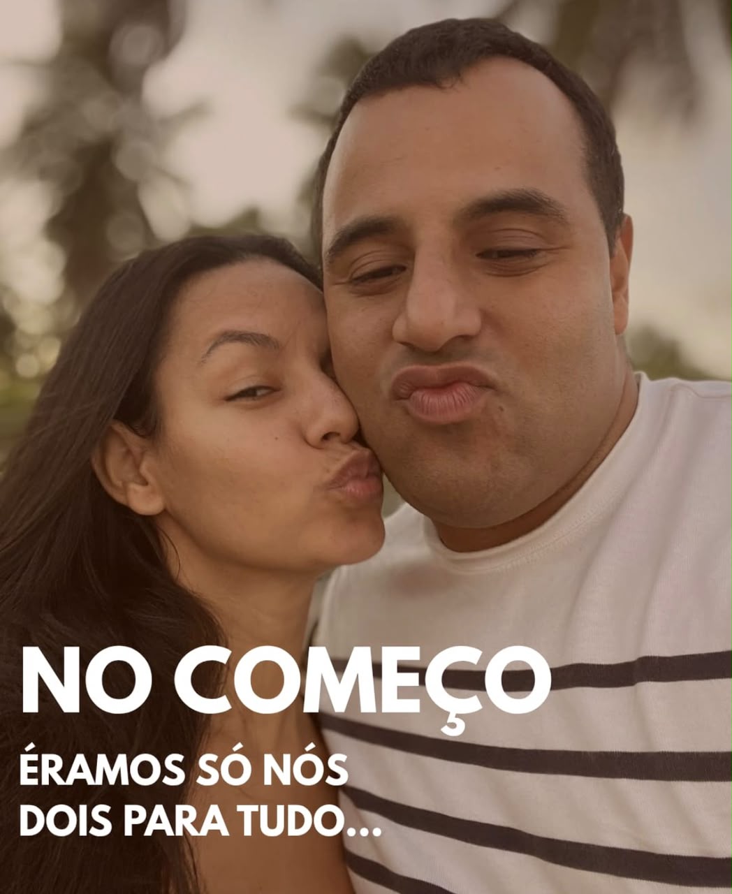 Camila beijando o rosto de Leonardo no início da agência