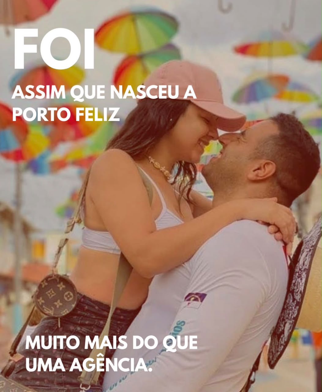 Camila e Leonardo abraçados sob os guarda-sóis de Porto de Galinhas